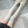 Meias Femininas Finas de Outono e Inverno Costuradas Cor Sólida Simples Meias Femininas Acima do Joelho Meias de Cano Alto Listradas Verticais Meias Longas Estilo Japonês
