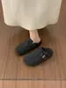 Zapatos tipo Birkenstock sin cordones, de estilo retro, con forro de felpa gris para mujer, caracterizados por una suela gruesa, diseño de punta cerrada y parte superior peluda, adecuados para usar al aire libre en otoño e invierno.