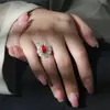Transmisión en Vivo Venta Caliente Anillo de Mariposa Huevo de Paloma Cortado Flor de Hielo Piedra Preciosa Colorida para Mujeres, Anillo con Forma de Huevo de Diamante de Alto Carbono Súper Brillante, Venta al por Mayor de Una Pieza
