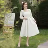 Vestido Midi Branco de Gola Quadrada com Manga Longa e Cintura Marcada para Baixinhas, Corte Evasê com Grande Caimento, Simples e Elegante, Vestido de Banquete