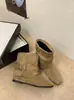 Botas Finas de Outono na Altura da Panturrilha Estilo Europeu e Americano Feminino Salto Escondido Bico Quadrado Versátil 2026 Botas de Cano Curto Retro Camurça Salto Bloco Feminino