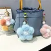Chaveiro de Carro Bola de Pelo Sakura Pequeno Fresco Colorido Flor de Pelúcia Pingente de Celular Pingente de Bolsa de Flor Presente