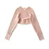 Conjunto de duas peças: um top de malha estilo francês com decote V, ombros à mostra e mangas compridas, combinado com uma minissaia sexy, que modela o corpo e afina a cintura.