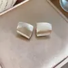 Pendientes de botón rombo cepillado con aguja de plata Pendientes simples de moda de alta gama de nicho Pendientes de lujo ligero Pendiente de temperamento individual Accesorios para mujer