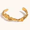 Pulseira personalizada de venda quente transfronteiriça europeia e americana, aço inoxidável banhado a ouro 18K, aberta, padrão de batida irregular, pulseira de onda para mulheres