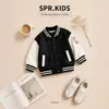 Conjunto de Baseball para Meninos de Três Peças: Conjunto Casual de Jaqueta Color Block para Crianças de Primavera e Outono, Camiseta de Dinossauro e Jeans Rasgado