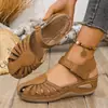 Sandalias de cuña de punta cerrada para talla grande en stock, moda europea y americana de verano, versátiles sandalias huecas de velcro para mujer 2026
