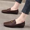 Mocassins de Couro de Vaca Manchado Versão Primeira Camada Pele de Cabra Mesmo Estilo Fivela Pequena Dourada Bico Quadrado para Mulheres Retrô Britânico Slip-On Sapatos Pequenos de Couro
