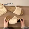 Pantuflas peludas blancas de estilo francés con plataforma para aumentar la altura para mujer, nuevas otoño 2026, pantuflas de algodón vintage de suela blanda para combinar con faldas