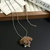 Collar con Colgante de Oso Cruzado de Felpa Marrón Perro Osito Cadena para Suéter Femenino Nicho Elegante Dulce Fresco Aspecto de Alta Calidad