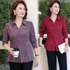 Nueva moda de otoño, camisa base de jacquard para madres, camiseta elegante, holgada y adelgazante, top de manga larga para mujeres de mediana edad y mayores
