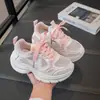 Tênis Esportivo Feminino, Sapatos de Malha Simples Respiráveis para Crianças, Novo Estilo de Verão Sapatos Brancos para Estudantes, Tênis Pai Leve e Versátil para Meninas