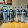 Botella de Agua Transparente Simple para Deporte y Fitness para Hombres y Mujeres, Resistente a Altas Temperaturas, Portátil con Asa, Tapa de Rebote, Vaso de Agua de Plástico de Gran Capacidad, Estilo Deportivo