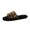 Pantuflas de mujer con estampado de leopardo y suela plana, nuevo modelo de otoño/invierno 2026, pantuflas de felpa con pedrería a la moda para exteriores.