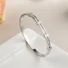 Pulsera Abierta de Zirconia Espaciadora y Aliento de Bebé de Lujo Ligero y de Alta Gama, Accesorios de Pulsera de Acero de Titanio de Estilo Frío de Moda y Exquisitos
