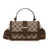 Bolsa Quadrada Pequena da Moda para Mulheres 2026 Nova Bolsa de Ombro Retro Europeia e Americana Design de Nicho Bolsa Transversal Personalizada Bolsa Casual