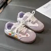 Zapatos Casuales Versátiles de Moda para Niñas 2026 Primavera/Verano Nuevos Zapatos de Entrenamiento Alemanes Decorados con Flores Tenis de Suela Suave para Niñas