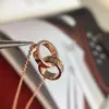Collar de cadena con colgante pequeño clásico LOVE de alta gama, doble anillo para mujer, chapado en oro V grueso con oro rosa de 18 quilates, moderno y de lujo ligero