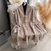 Novo Xale Estilo Chinês com Fechamento de Botão, Elegante e Versátil, Adequado para Usar sobre um Qipao, Lenço Longo com Padrão Jacquard Paisley, Quente para Viagem
