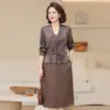 Nuevo vestido estilo chino para madres, corte holgado, longitud media, adecuado para primavera y otoño, diseño nuevo, de manga larga y con un aspecto en capas, diseñado para mujeres de mediana edad y mayores