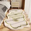 Alfombra de cabecera estilo crema seleccionada cuidadosamente para dormitorio principal Forma irregular Cachemira sintética Estilo princesa Alfombra de cabecera Alfombra decorativa para el suelo de la habitación de los niños
