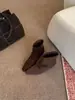 []Coleção Outono/Inverno 2026: Botas de Cano Curto com Salto Gatinho e Bico Quadrado com Patchwork Plissado, Botas de Moda Feminina