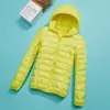 Precio al por mayor 2023 Invierno nuevo chaqueta de plumón ligera para mujer abrigo corto con capucha ultraligero ultrafino ligero moda tendencia