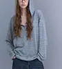 Camiseta con capucha de algodón ligero y ligeramente elástico 'Temporada Relajada' para mujer, con tapeta de media botonadura y rayas de color contrastante