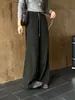 Estas calças de caimento solto e que afinam a silhueta são indispensáveis! Calça casual de alta qualidade, sob medida, de corte reto, com cintura alta e caimento fluido, feita de uma mistura de lã e acetato