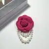 Broche de flor de camelia y perla estilo Chanel, pin de tela tridimensional, accesorio de alta gama, venta al por mayor