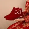 Sapatos de casamento de inverno com saltos grossos, botas curtas para mulheres, novo modelo 2025, sapatos de noiva para vestido Xiuhe, botas de salto alto vermelhas, botas de casamento com forro de pelúcia