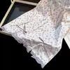 2026 Nuevo Estilo Deseo Puro Floral Chica Sexy Camisola Camisón con Almohadillas en el Pecho, Ajustado a la Cadera Encaje Corto con Abertura Ropa de Casa