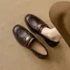 Mocasines retro de piel suave sin cordones con punta redonda para mujer, nueva colección otoño 2026, zapatos pequeños de piel con patrón de camelia, suela blanda y tacón grueso