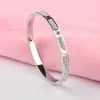 Pulseiras de Casal de Luxo Leve de Alta Qualidade, Aço Titânio Abertas com Design de Nicho, Pulseiras Modernas Populares Estilo Ins