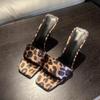 Sandalias Largas Sexy Puro Deseo Viento Altura Pierna 2025 Nuevas Punta Abierta Tacón Fino Punta Cuadrada Arrastre Deslizante Sandalias Estampado Leopardo