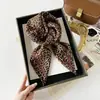 Pañuelo de seda con estampado de leopardo para mujer, pañuelo para la cabeza, bufanda de espiga transfronteriza europea y americana de 68 cm, pañuelo cuadrado, venta al por mayor de pañuelos de comercio exterior