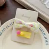 Grampo de Cabelo Laço Floral Amarelo e Branco Estilo Coreano Presilha Doce Versátil para Franja Lateral Elástico Duplo para Rabo de Cavalo para Mulheres