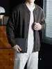 Jaqueta suéter de tricô masculina estilo americano, listrada, slim fit, de abotoamento simples, gola bomber, versátil, confortável, para outono e inverno