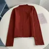 Roupa íntima moderna com botões, gola semi-alta, blusa base de malha com borda franzida, top elegante de corte justo que te deixa mais magra