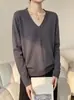 Foto real: Blusa de tricô casual versátil estilo coreano com decote em V e corte justo para mulheres, adequada tanto para usar por baixo quanto por cima, blusa básica solta e simples