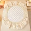 Saia de cama acolchoada de veludo cristal Classe A bordado duplo C quente de veludo curto cobertura de cama acolchoada protetor de colchão saia de cama semi-coberta de veludo de leite