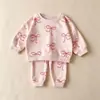 Conjunto de moletom infantil estilo coreano com gola redonda e calça de moletom, com um laço fofo, disponível para meninos e meninas, em estoque para exportação no atacado