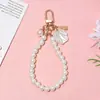 Llavero de concha de perla transfronterizo, colgante de metal en forma de corazón para bolso, accesorio de teléfono vintage con cuentas, llavero para coche