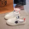 Tênis Brancos da Moda com Estampa de Estrelas para Mulheres, Novos Tênis Finos Estilosos 2026 para Primavera e Verão, Sapatos Casuais Versáteis com Solado Grosso para Mulheres