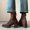Botas Curtas Marrons Retrô Camurça Salto Alto Botas Slim Salto Grosso Zíper Traseiro Quentes Elásticas Estilo Outono e Inverno
