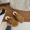Chinelos Mula Estilo Coreano de Calçar com Aumento de Altura e Pelúcia para Mulheres Moda Outono/Inverno Solado Grosso Tira com Fivela Bico Fechado Meio Chinelo