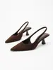 Sapatos de veludo francês de uma tira elegantes de salto baixo para mulheres no atacado, scarpins de bico fino da moda e luxuosos, sandálias confortáveis