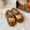 Chinelos Fofos de Desenho Animado com Estampa de Leopardo para Mulheres Outono Inverno Confortáveis Fechados Sem Cadarço Planos de Pelúcia