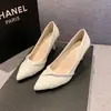 Sapatos de Salto Alto para Mulheres 2024 Primavera e Verão Novo Estilo Sexy Salto Agulha Bico Fino Strass Raso Sapatos de Trabalho Versáteis Flats da Celebridade da Internet