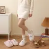 Pantuflas de felpa de algodón bordadas de dibujos animados para mujer, cálidas y antideslizantes para interior en invierno, suela suave, lindas pantuflas de algodón para el hogar al por mayor